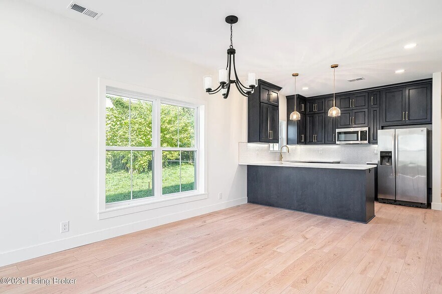 Building Photo - 935 E Madison St