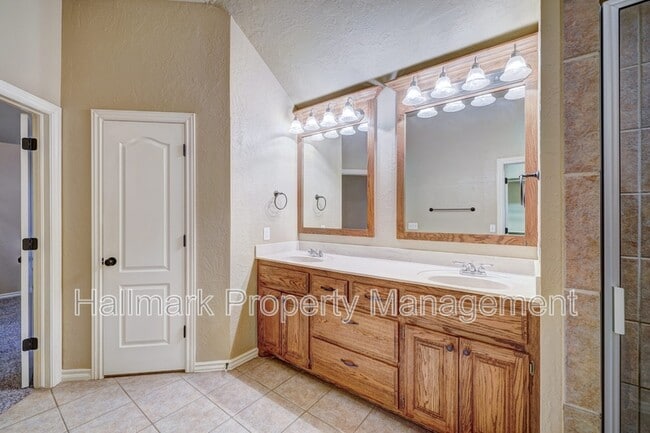 Building Photo - 1042 Hidden Oaks Way
