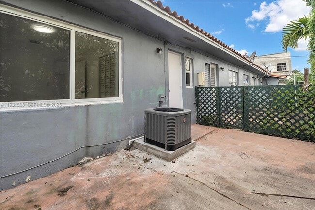 Building Photo - 634 SW 10th St