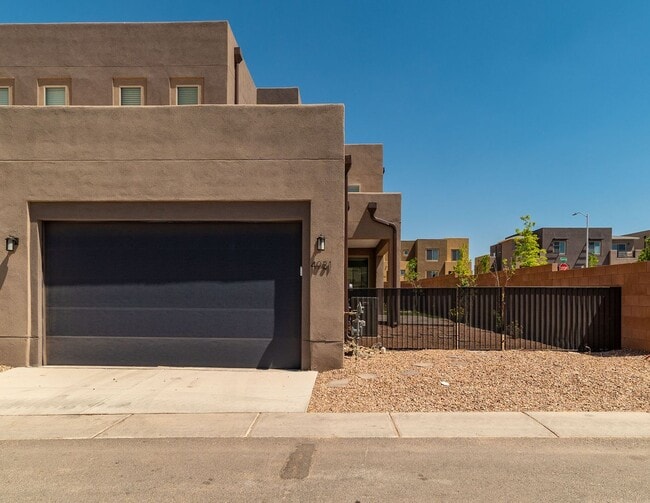 Building Photo - Gorgeous Pulte Townhome Available Now!