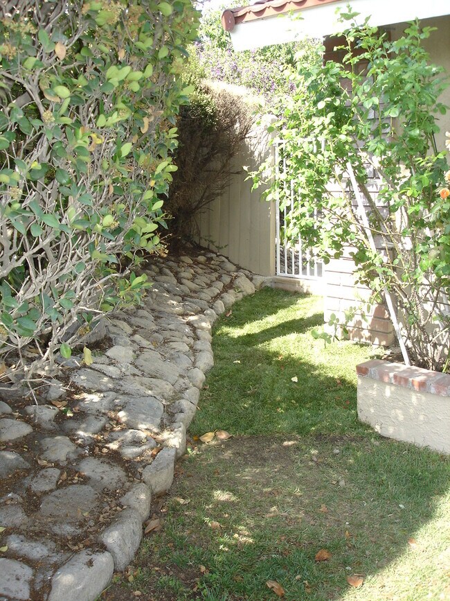 Building Photo - 1838 Coolcrest Way