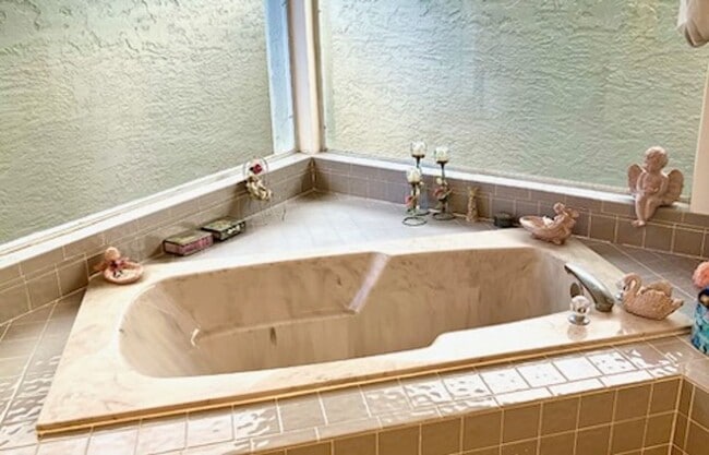 Building Photo - Home