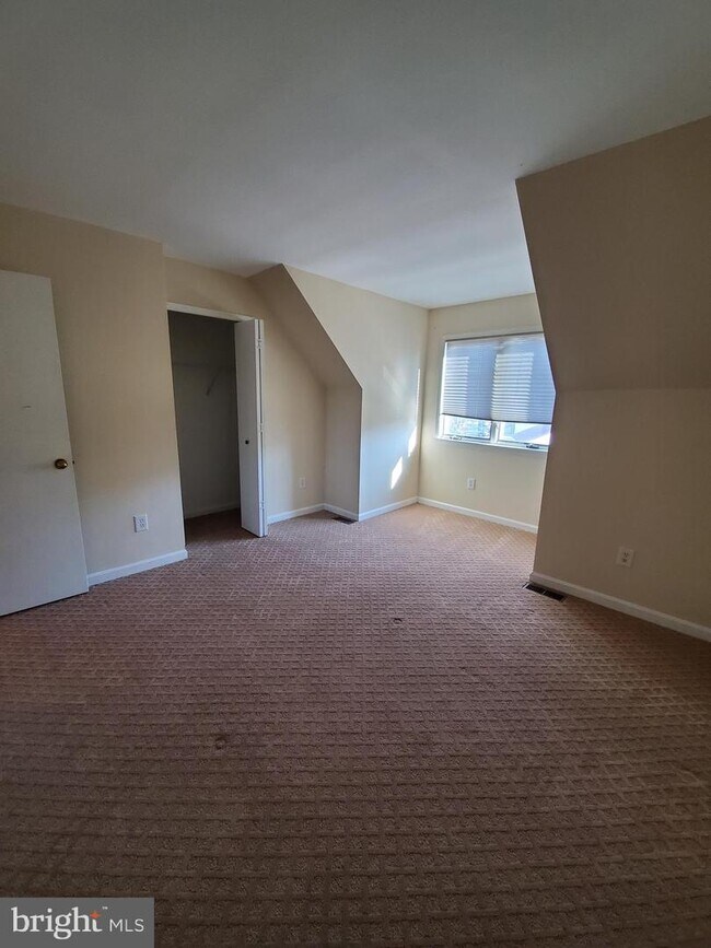 Building Photo - 5 Queen Victoria Way