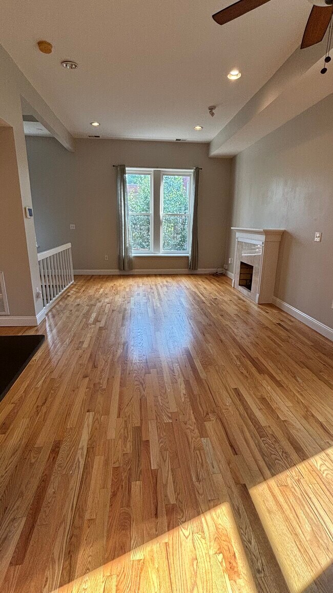 Building Photo - 1915 Senate St