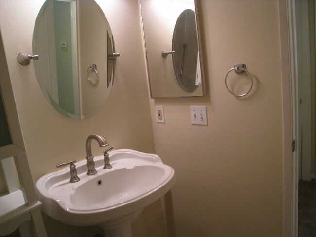 Building Photo - SPARKLING CONDO, UPPER UNIT!