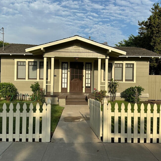 Building Photo - 233 E La Veta Ave