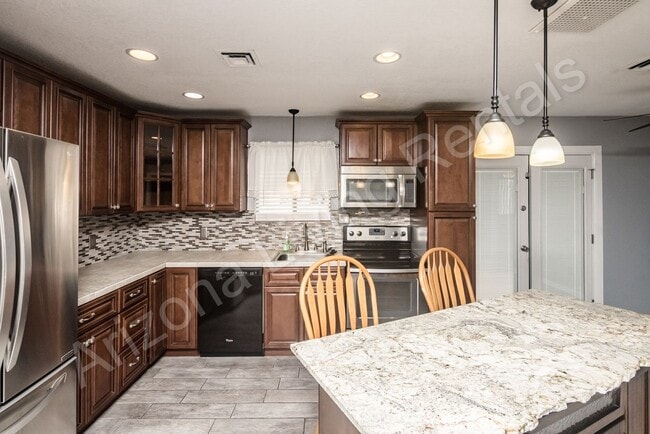 Building Photo - POOL HOME WITH CASITA