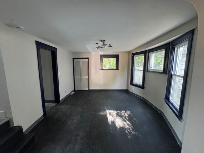 Building Photo - 1264 E 111th St