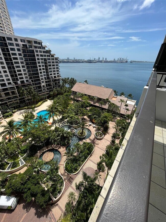 Building Photo - 520 Brickell Key Dr