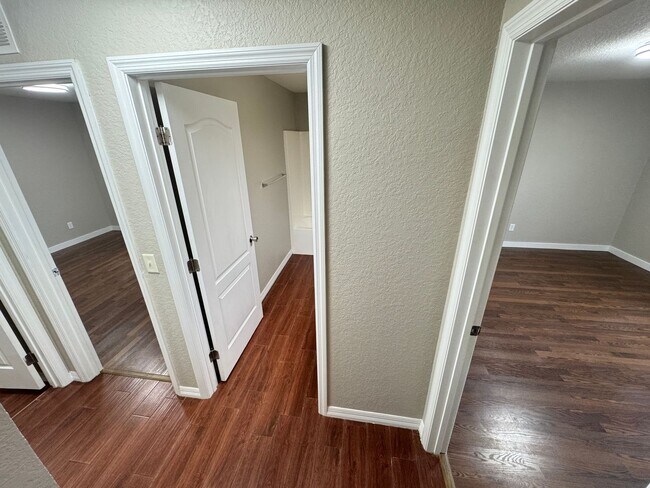 Building Photo - Spacious 4 Bedroom / 3 Bathroom Home in Davenport