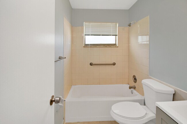 Building Photo - 3040 Martin Ave
