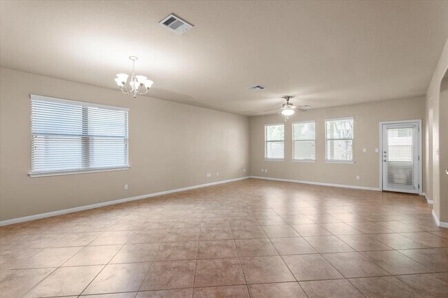 Building Photo - 2041 Livonia Dr