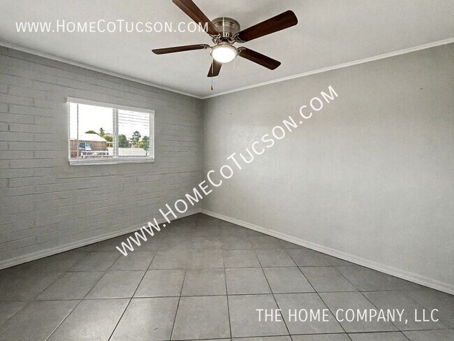 Building Photo - 2404 E Cameron Vista