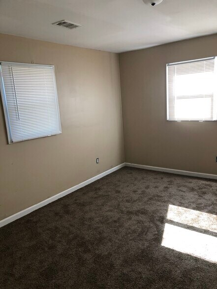 Building Photo - 1706 Riverside Ct NE