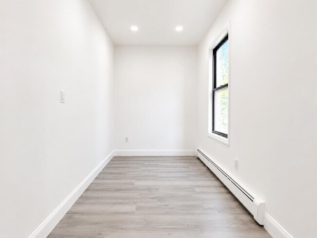 Building Photo - 428 56th St