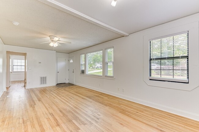 Building Photo - 2446 Young Dr