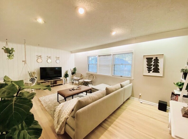 Living Room - 4825 Pawnee Dr