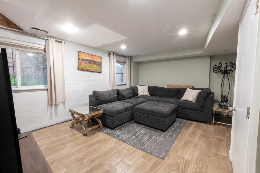 Building Photo - 2844 N Harding Ave