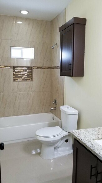 Building Photo - 709 E La Cantera Ave