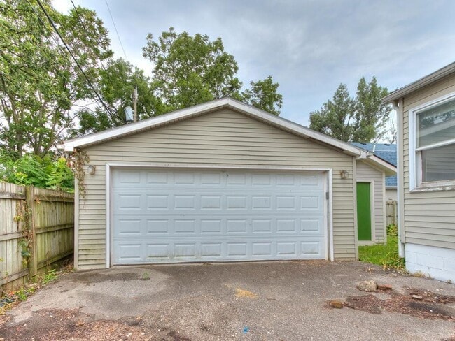 Building Photo - Spacious 5BR Home Near Drake — Porch, Garage & Tons of Space