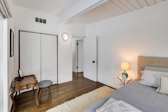 Building Photo - 2649 Crawford Ave