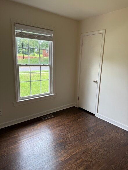Guest bedroom I - 2311 Crestview Drive