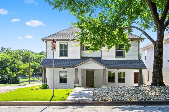 Building Photo - * MOVE IN SUMMER 07/03/2027 * 6 Bed 4 Bath Home, Walk to TCU Light Housekeeping Included