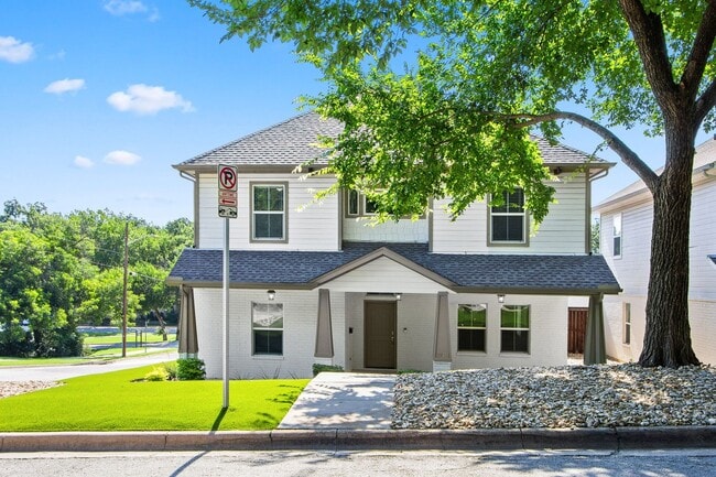 Building Photo - * MOVE IN SUMMER 6/23/2027 * 6 Bed 4 Bath ...