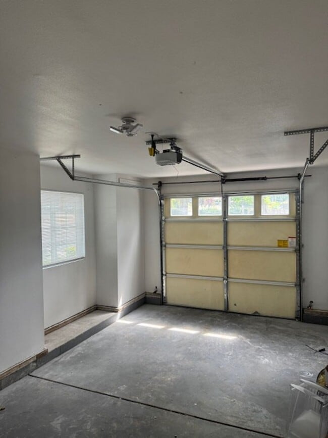 Building Photo - COMING SOON - 3 BEDROOM TOWNHOME W/ GARAGE- FRESH PAINT AND NEW FLOORING