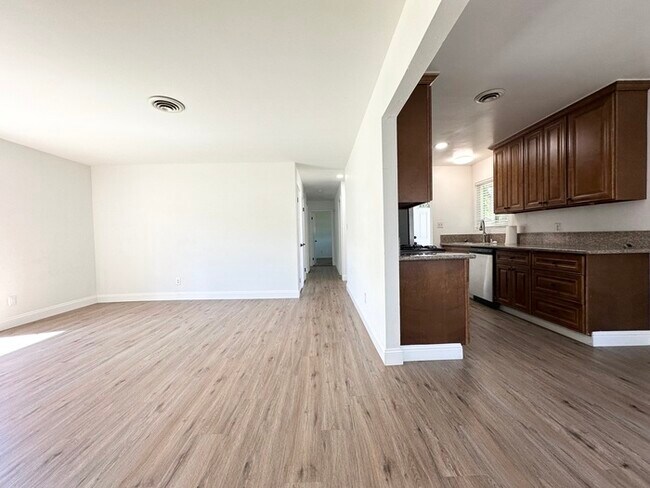 Building Photo - Beautiful three bedroom two bath home in Roseville!!