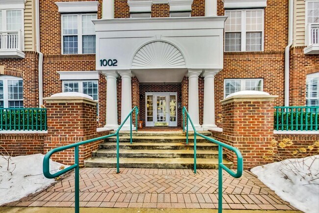 Building Photo - Beautiful two bedroom, two bathroom unit l...