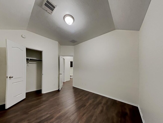 Building Photo - 2550 Riverway Dr