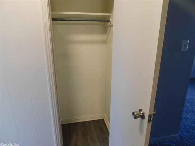 Building Photo - 515 Brookside Dr