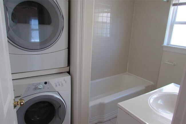 Building Photo - 2513 Shakespeare St