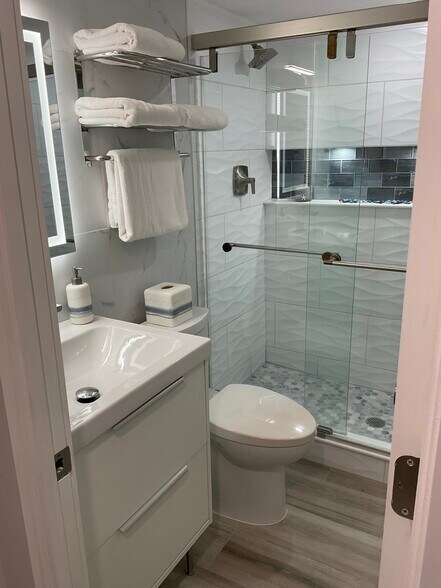 Guest bath - 2870 NE 14th Street Cswy