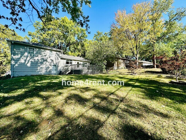 Building Photo - Attractive Overland Park Home w/ Wood Floo...