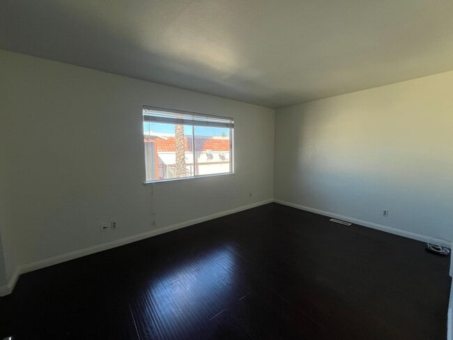 Building Photo - Duplex available in Little Saigon!