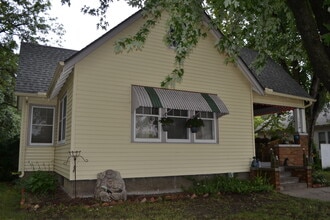 Building Photo - 3 Bedroom with garage and basement