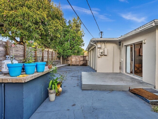 Building Photo - 700 SW 5th Ct