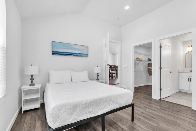 Building Photo - Charming 3BD/2BTH Home with Private Backya...