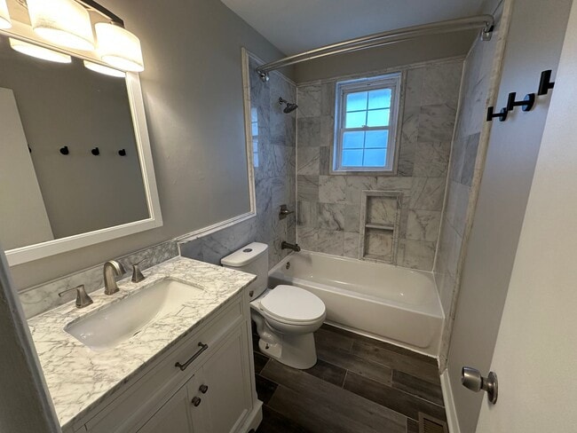 Building Photo - Charming 2 Bed 1 Bath Apartment Near Music Row