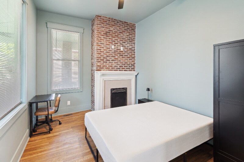 Primary Photo - 1133 E Henry St