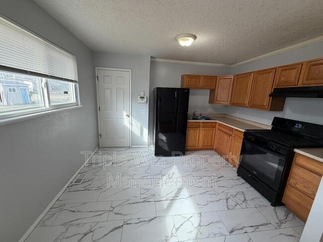 Building Photo - 220 Falcon Dr