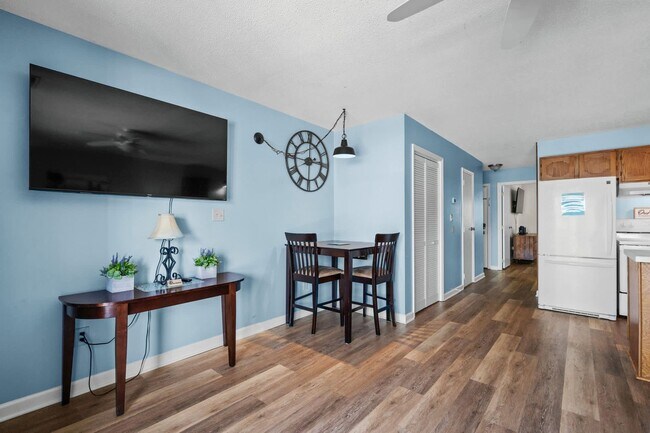 Building Photo - ***Free Utilities ***All Inclusive Seasonal Rental Available November 4, 2025 - March 31, 2026