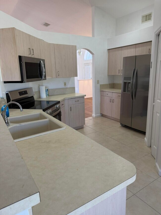 Building Photo - 137 SW Meade Cir