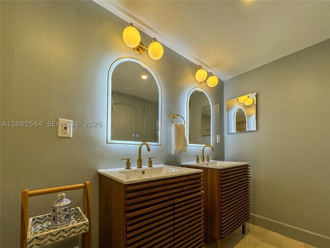 Building Photo - 6917 Collins Ave