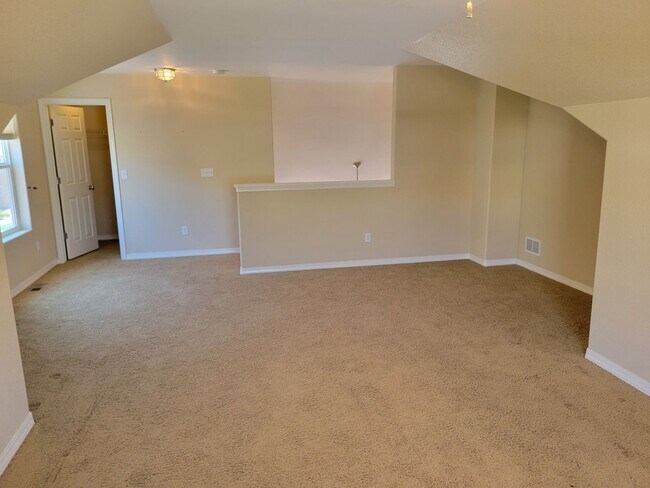 Building Photo - 4 Bed 3 Bath home with A/C and a gas fireplace, Available 5/8! - MileStone Real Estate Services