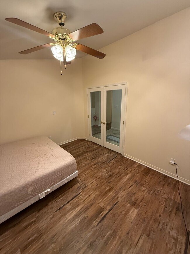 Building Photo - Beautifully Maintained 3-Bedroom Plus Offi...
