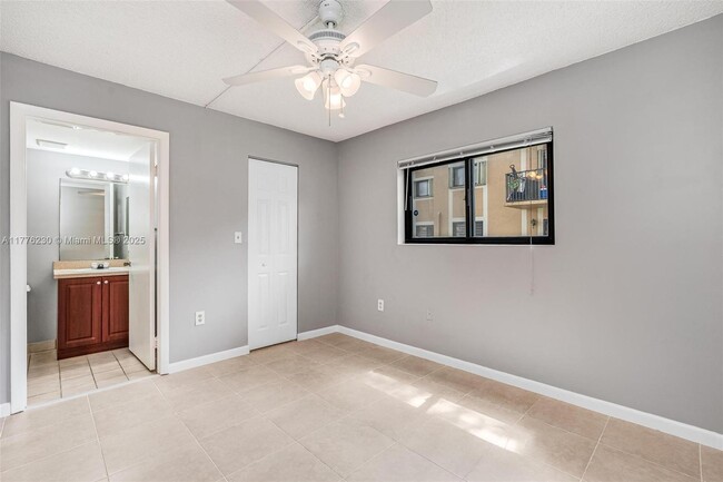 Building Photo - 351 Palm Way