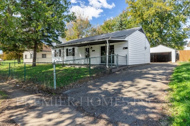 Building Photo - Charming 3-Bedroom Home with Large Fenced ...